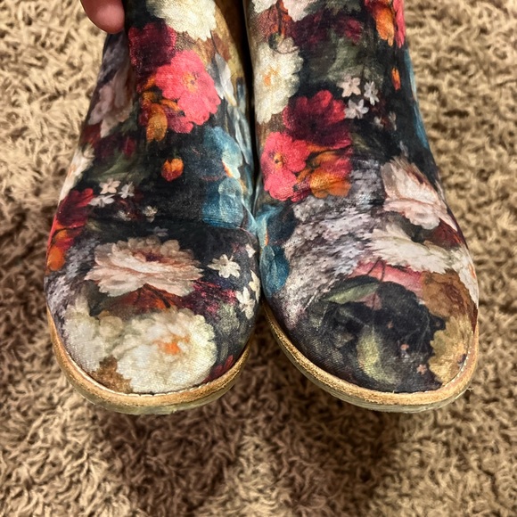 Sofft Brand Floral Bootie. Size 9 - Picture 9 of 10